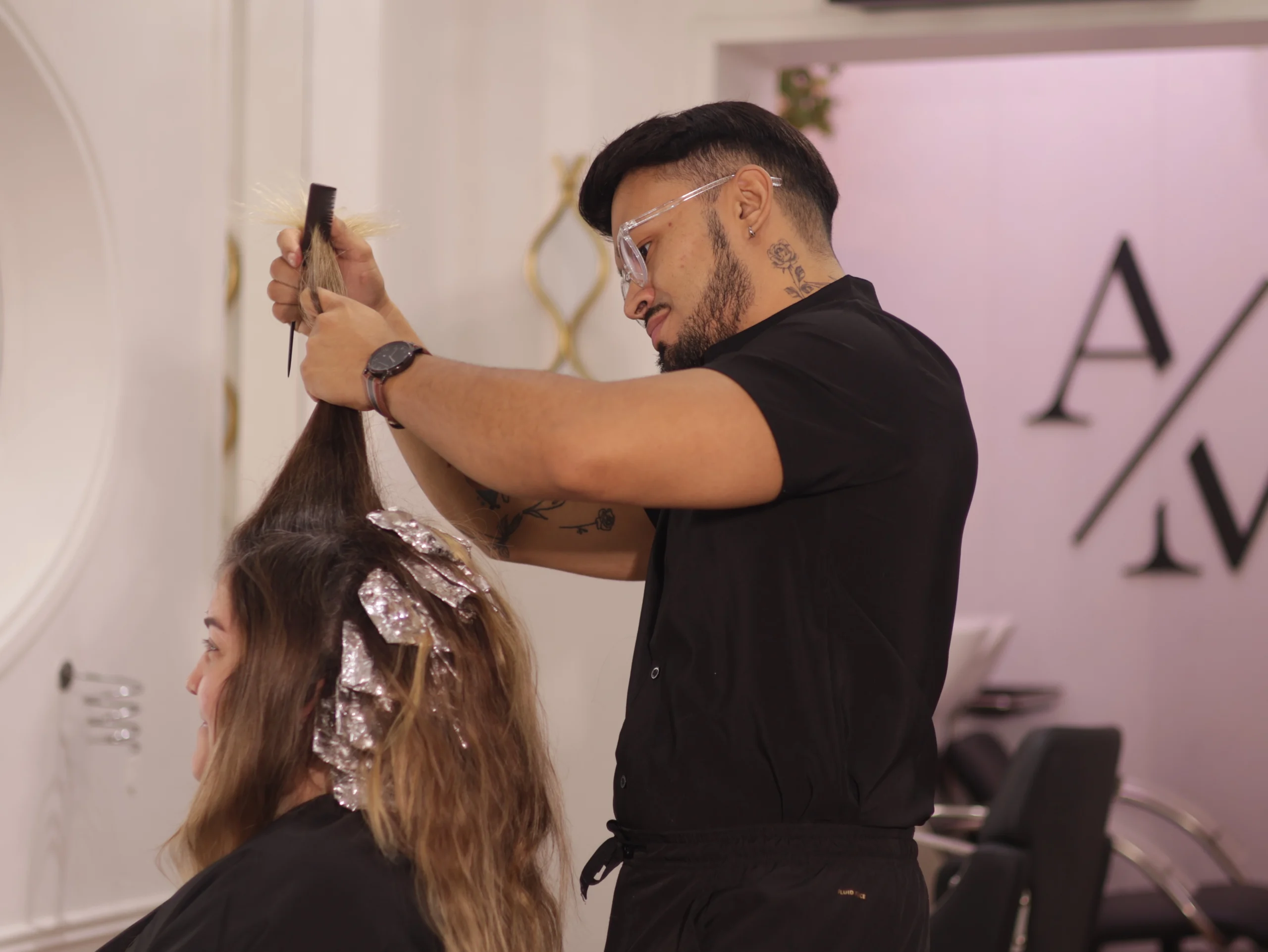 Albert Moreno trabajando en un servicio capilar