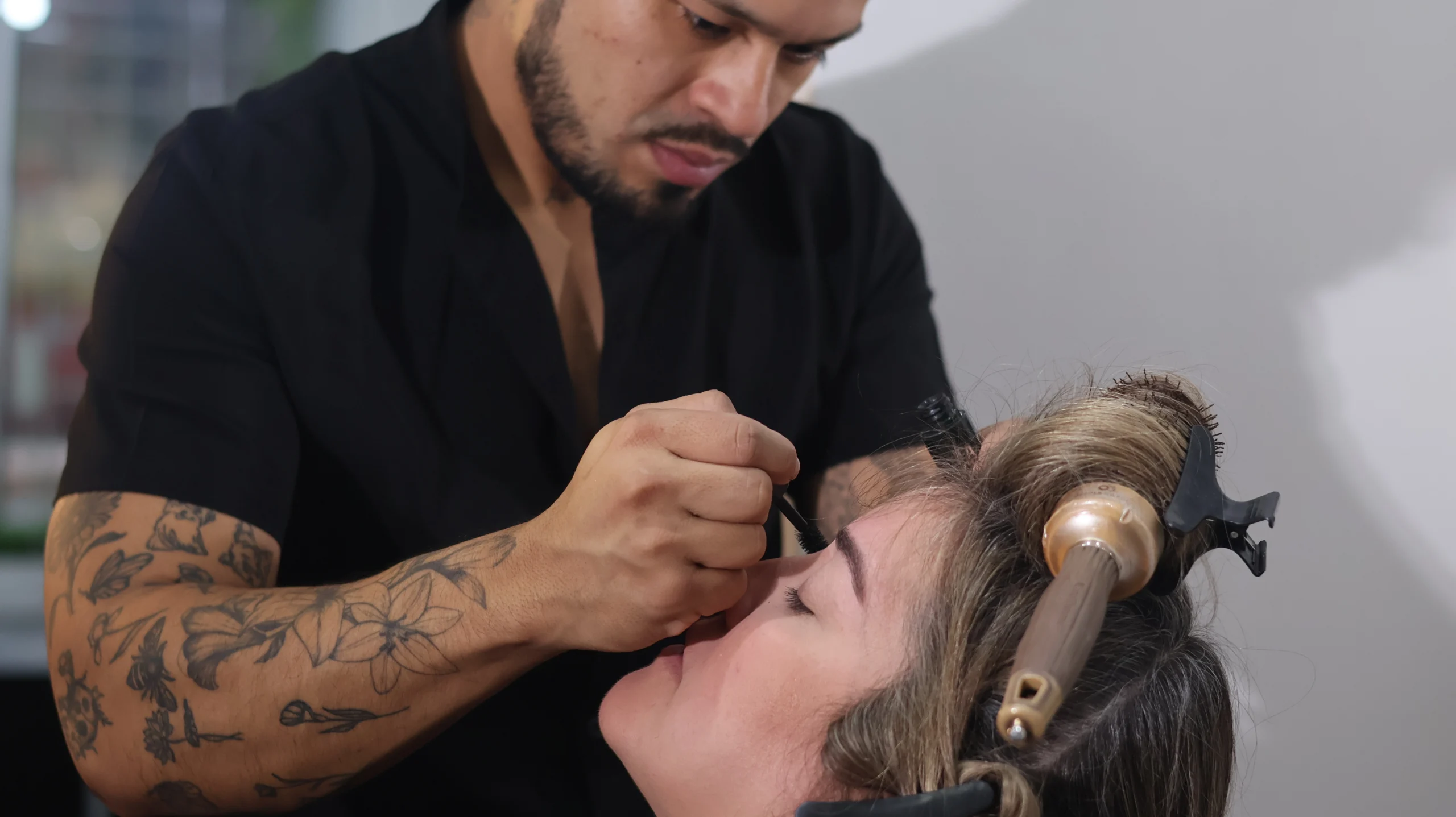 Albert Moreno trabajando en un servicio capilar